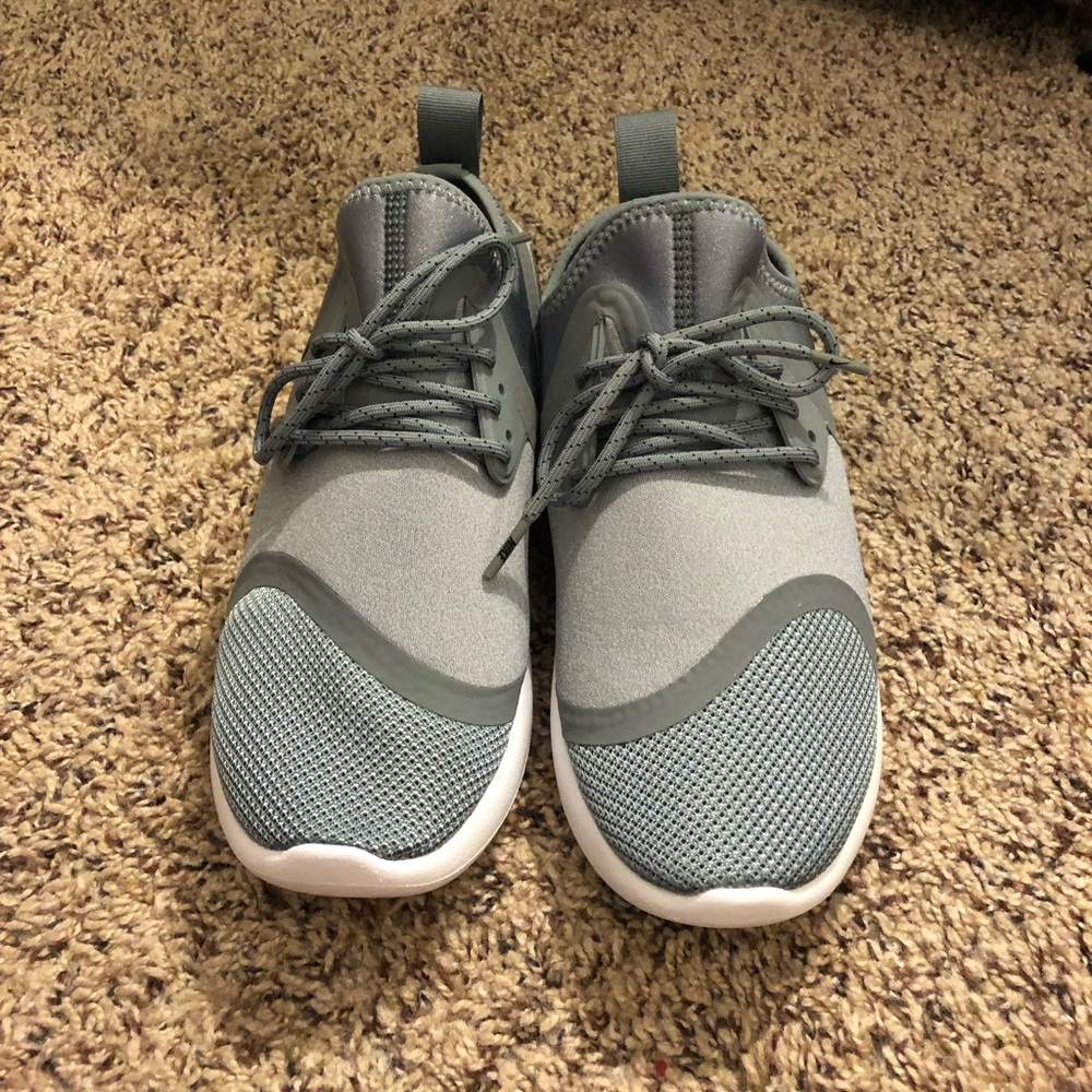NIKE LunarCharge Essential shoes